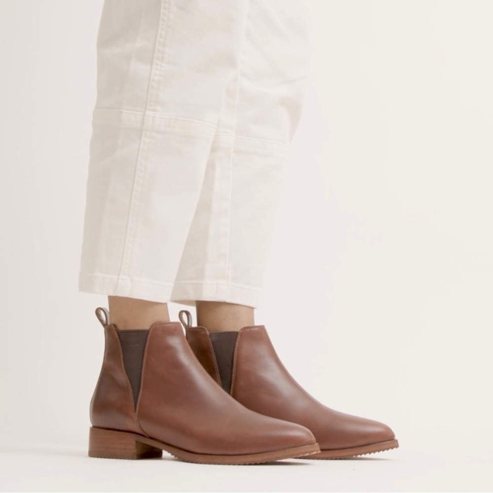 Nisolo Brown Leather Women’s Chelsea Boots size 8.5 NWOT with dust bag.